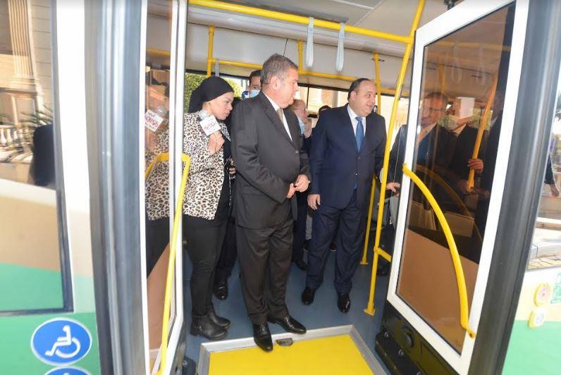 وزير قطاع الأعمال و رئيس مجلس إدارة أخبار اليوم يتفقدان"أتوبيس" يعمل بالغاز الطبيعي 
