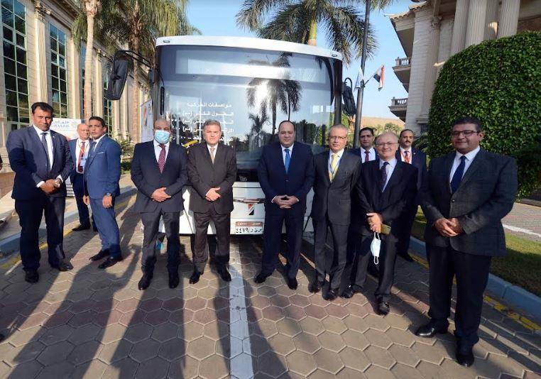 وزير قطاع الأعمال و رئيس مجلس إدارة أخبار اليوم يتفقدان"أتوبيس" يعمل بالغاز الطبيعي 