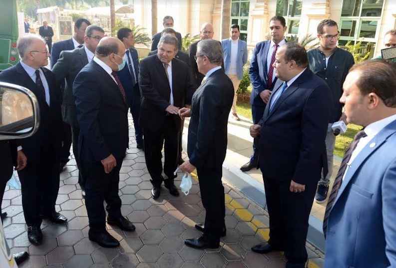 وزير قطاع الأعمال و رئيس مجلس إدارة أخبار اليوم يتفقدان"أتوبيس" يعمل بالغاز الطبيعي 