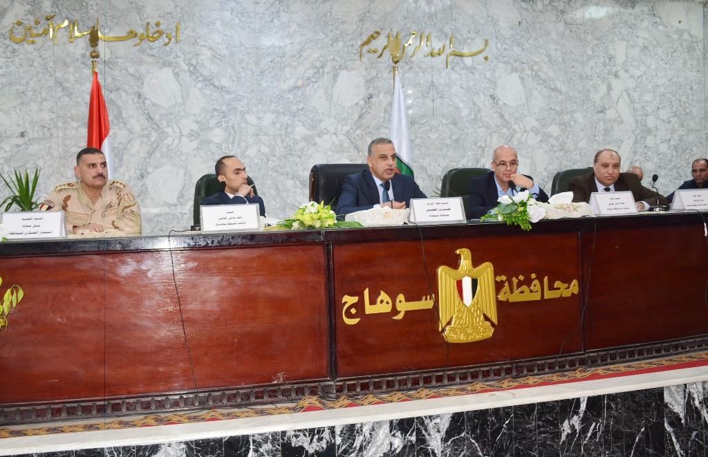 محافظ سوهاج يعقد الاجتماع الدوري مع رؤساء الوحدات