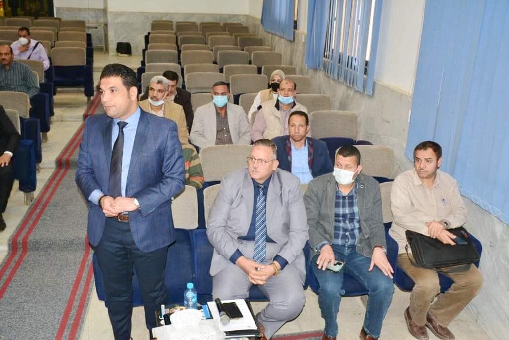 محافظ سوهاج يعقد الاجتماع الدوري مع رؤساء الوحدات