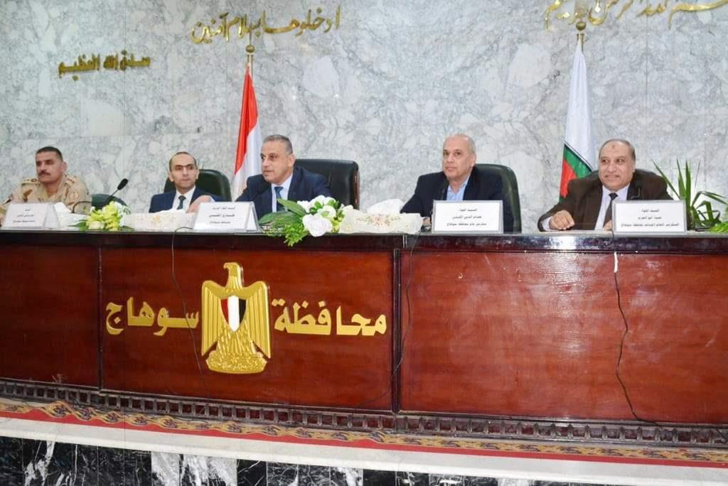 محافظ سوهاج يعقد الاجتماع الدوري مع رؤساء الوحدات