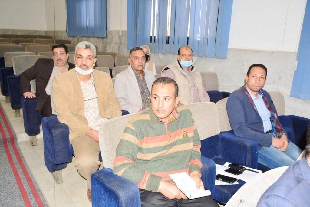 محافظ سوهاج يعقد الاجتماع الدوري مع رؤساء الوحدات