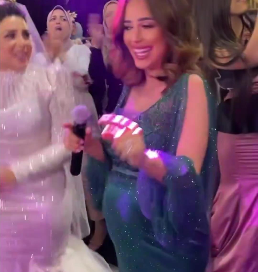 رغم الحمل رنا سماحة تغنى فى حفل زفاف أية مكرم 