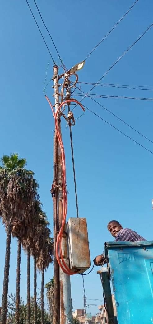 استمرار أعمال النظافة و صيانة أعمدة  الإنارة بقرى الشهداء..صور