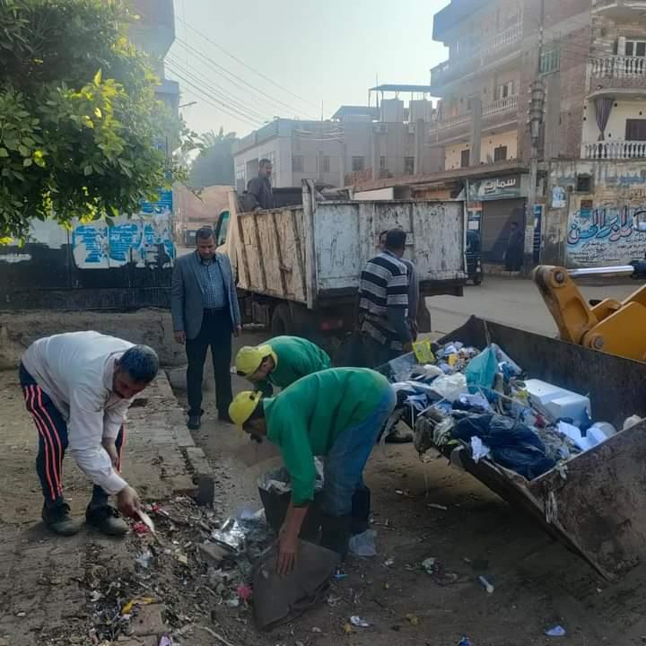 استمرار أعمال النظافة و صيانة أعمدة  الإنارة بقرى الشهداء..صور