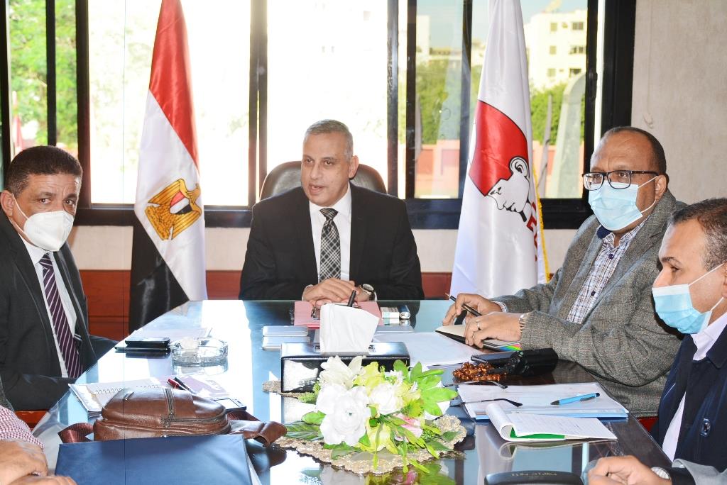 محافظ سوهاج يناقش معوقات عدد من مشروعات مياه الشرب والصرف الصحي المتاخمة للطرق الحيوية