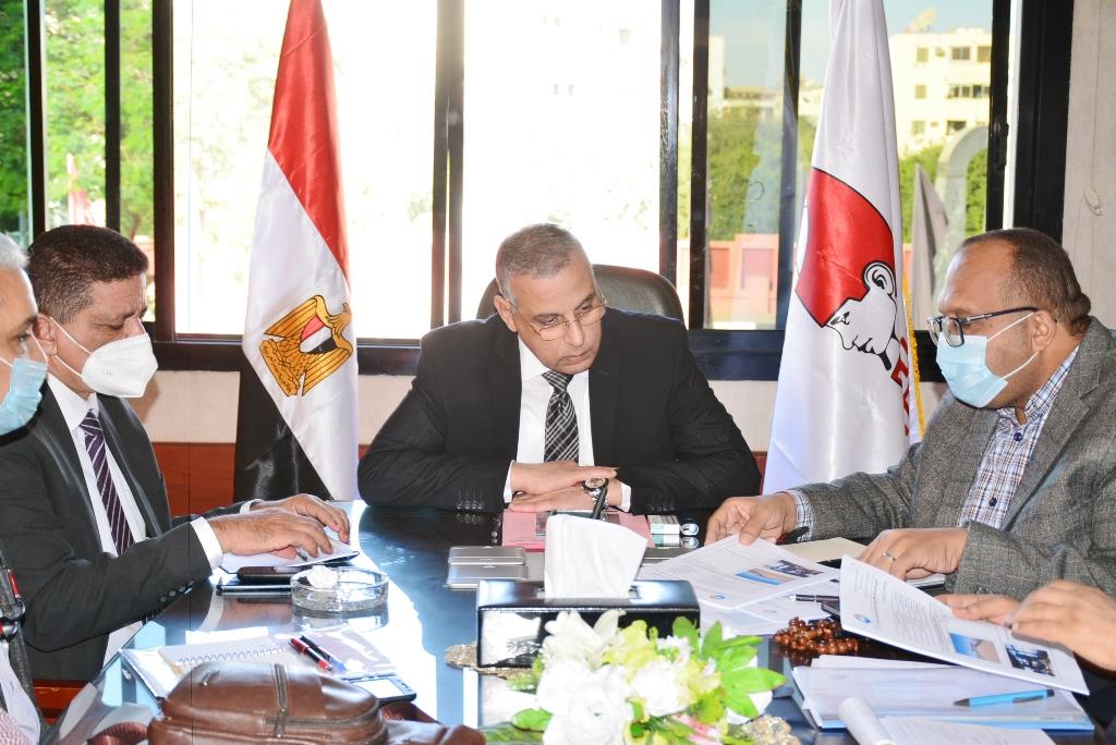 محافظ سوهاج يناقش معوقات عدد من مشروعات مياه الشرب والصرف الصحي المتاخمة للطرق الحيوية