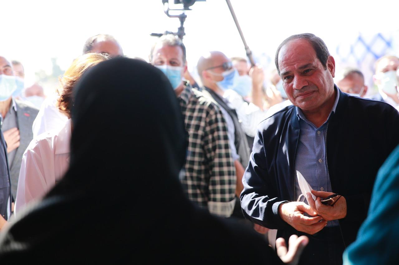 الرئيس السيسي يتفقد قرية الشهامة بأسوان