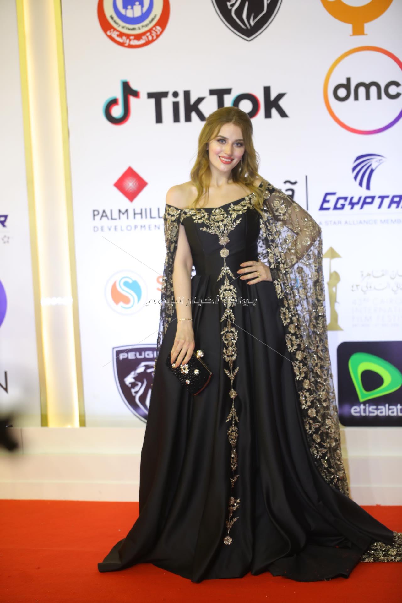 اللون الأسود يسيطر على إطلالات نجوم مهرجان القاهرة السينمائي