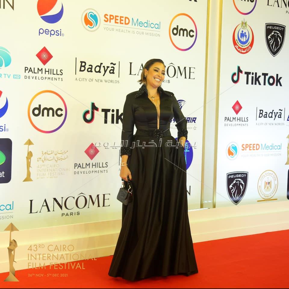اللون الأسود يسيطر على إطلالات نجوم مهرجان القاهرة السينمائي
