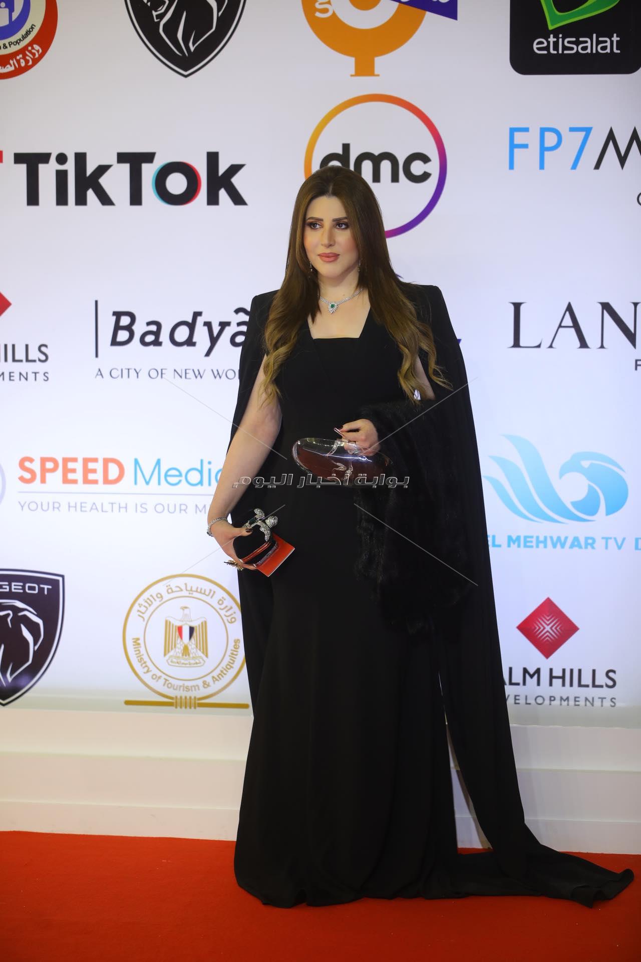 اللون الأسود يسيطر على إطلالات نجوم مهرجان القاهرة السينمائي