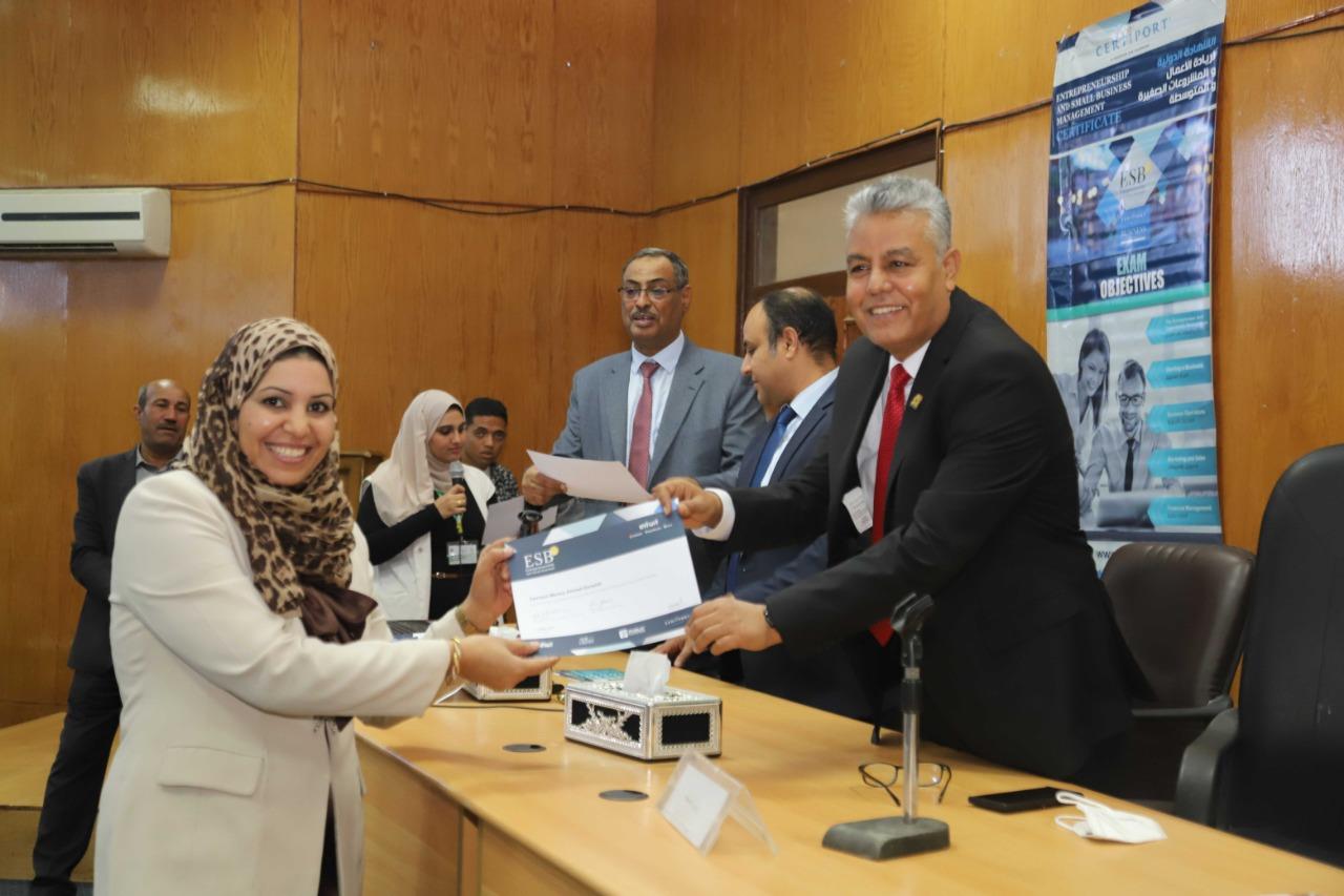 مركز التطوير الوظيفى بجامعة جنوب الوادى يحتفل بحصول عدد 135 عضو هيئة تدريس و هيئة