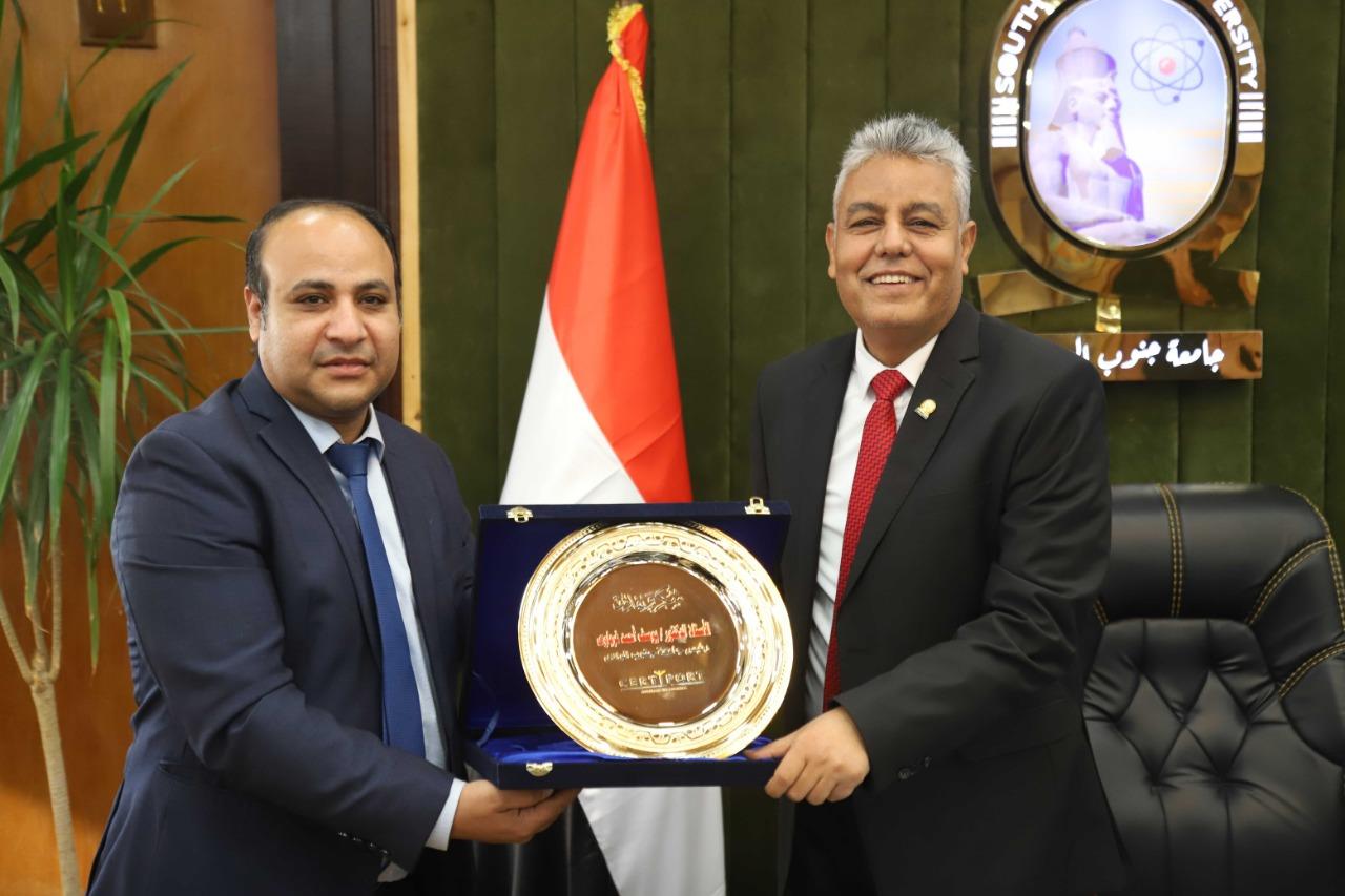 مركز التطوير الوظيفى بجامعة جنوب الوادى يحتفل بحصول عدد 135 عضو هيئة تدريس و هيئة