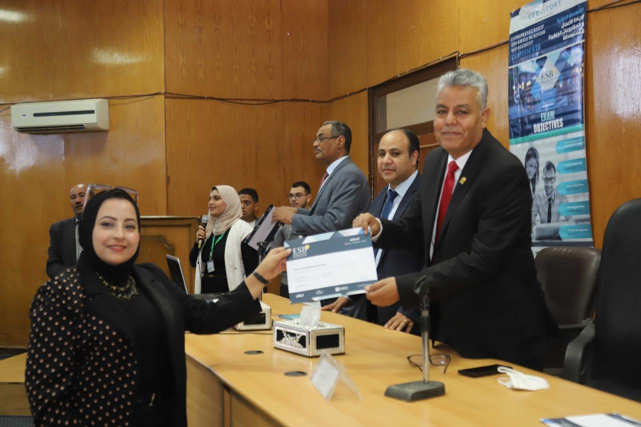 مركز التطوير الوظيفى بجامعة جنوب الوادى يحتفل بحصول عدد 135 عضو هيئة تدريس و هيئة