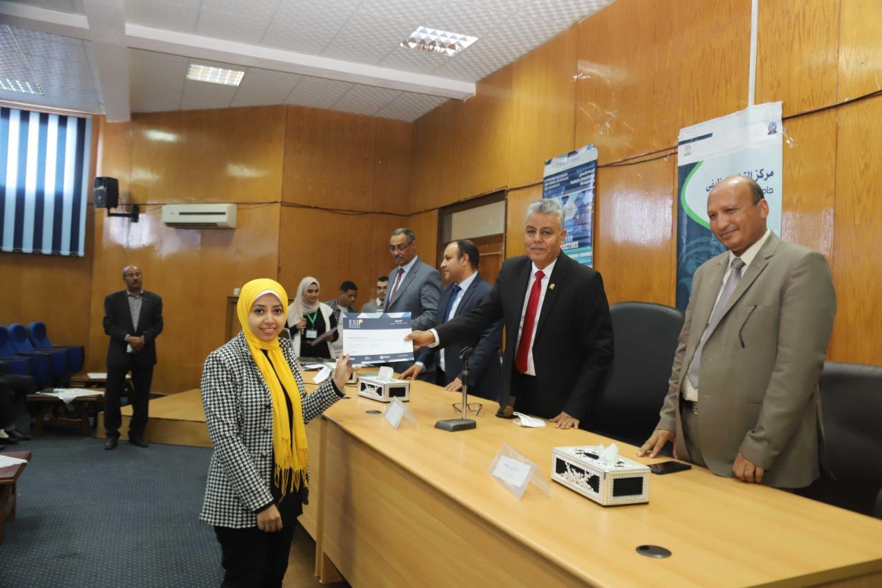 مركز التطوير الوظيفى بجامعة جنوب الوادى يحتفل بحصول عدد 135 عضو هيئة تدريس و هيئة