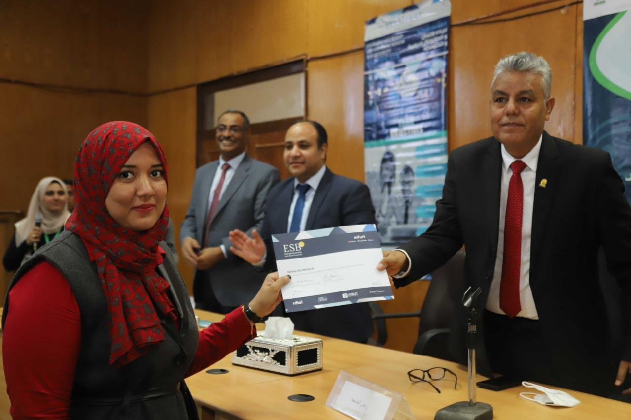 مركز التطوير الوظيفى بجامعة جنوب الوادى يحتفل بحصول عدد 135 عضو هيئة تدريس و هيئة