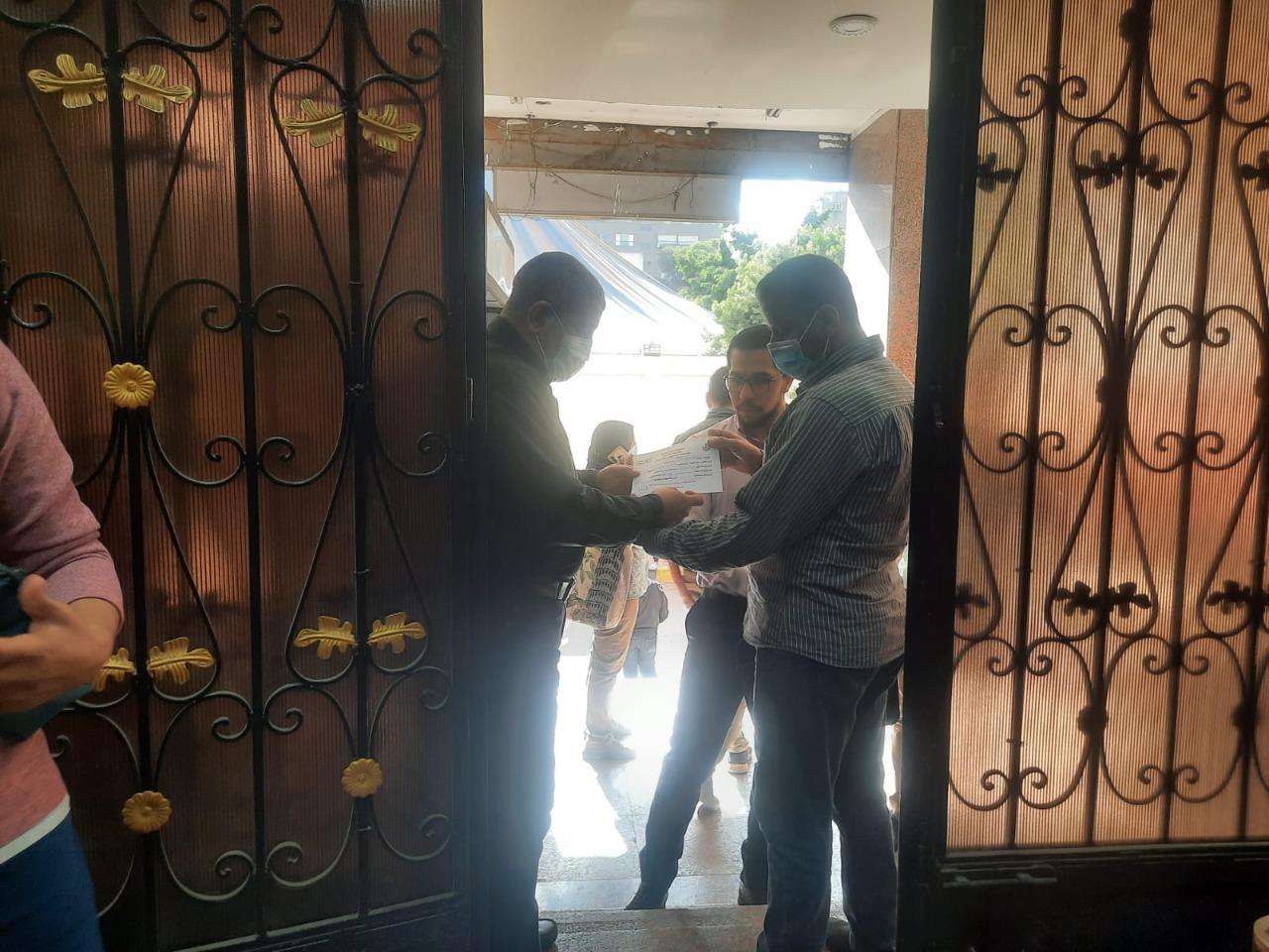 حافظ الجيزة: منع دخول المواطنين إلى المنشآت الحكومية إلا بعد التأكد من حصولهم على لقاح "كورونا