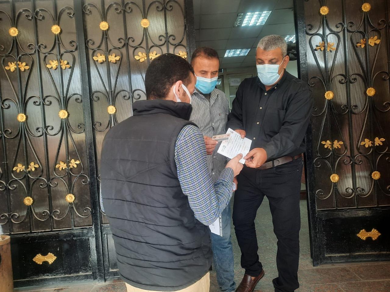 حافظ الجيزة: منع دخول المواطنين إلى المنشآت الحكومية إلا بعد التأكد من حصولهم على لقاح "كورونا