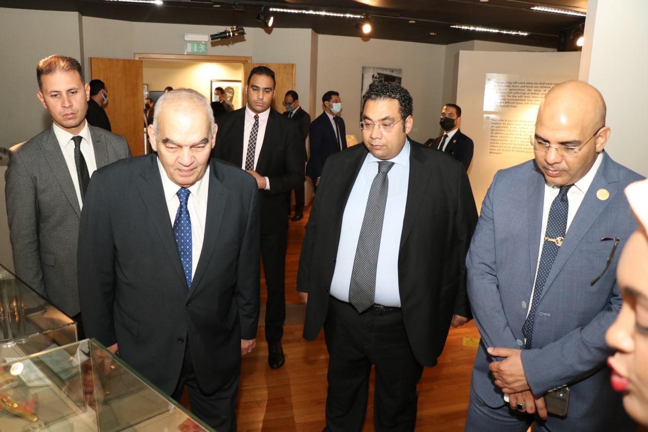 رئيس قضايا الدولة يهدى مكتبة الإسكندرية الإصدارات القانونية للمكتب الفنى بالهيئة