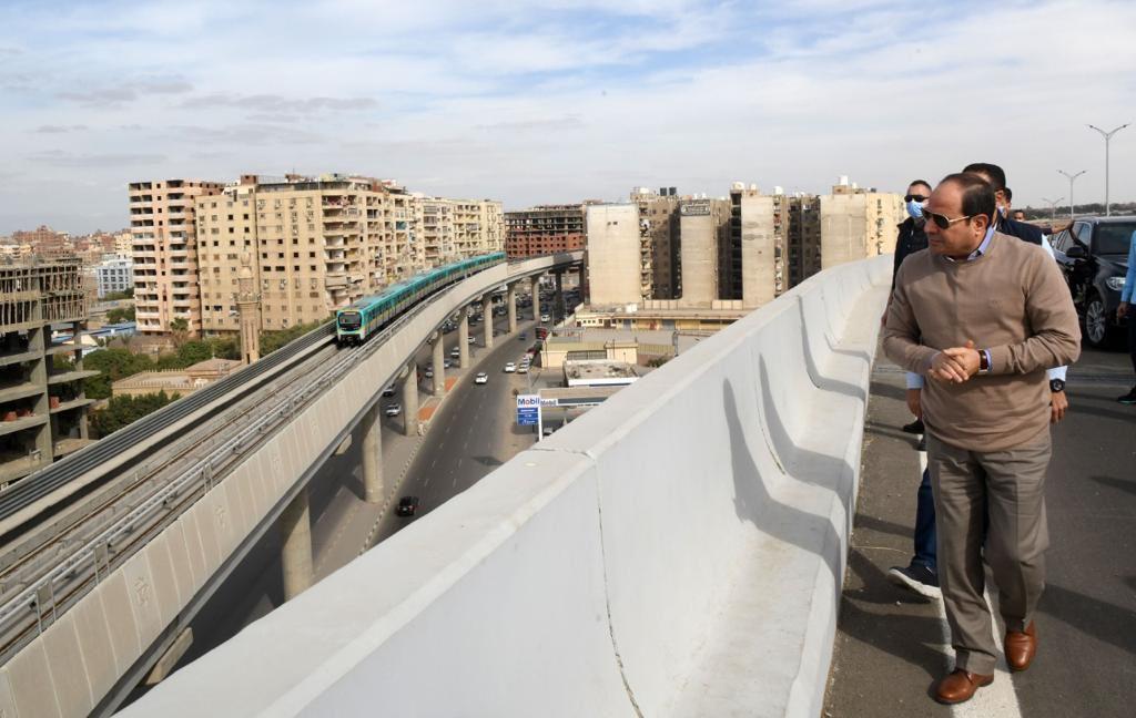 الرئيس السيسي يتفقد محور طريق القاهرة – السويس