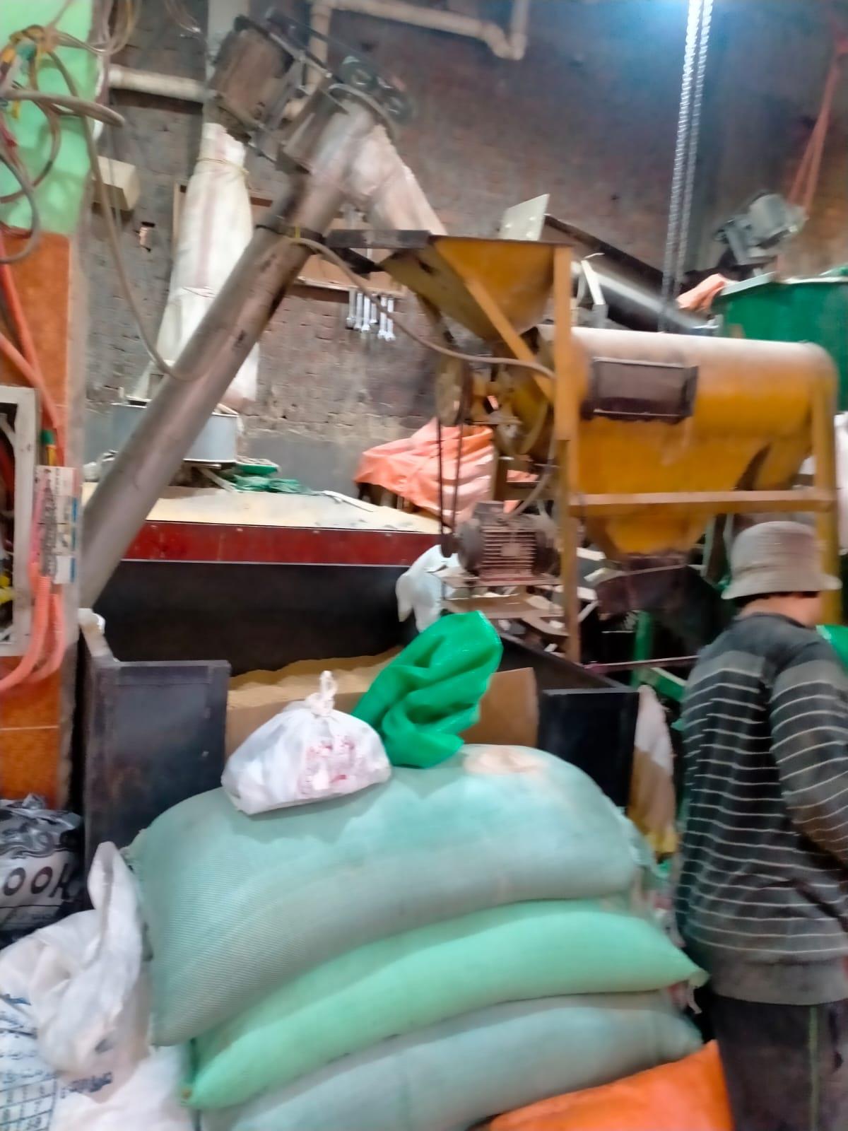 خاص | ضبط 6 طن طحينة فاسدة داخل مصنع غير مرخص بأكتوبر بالصور