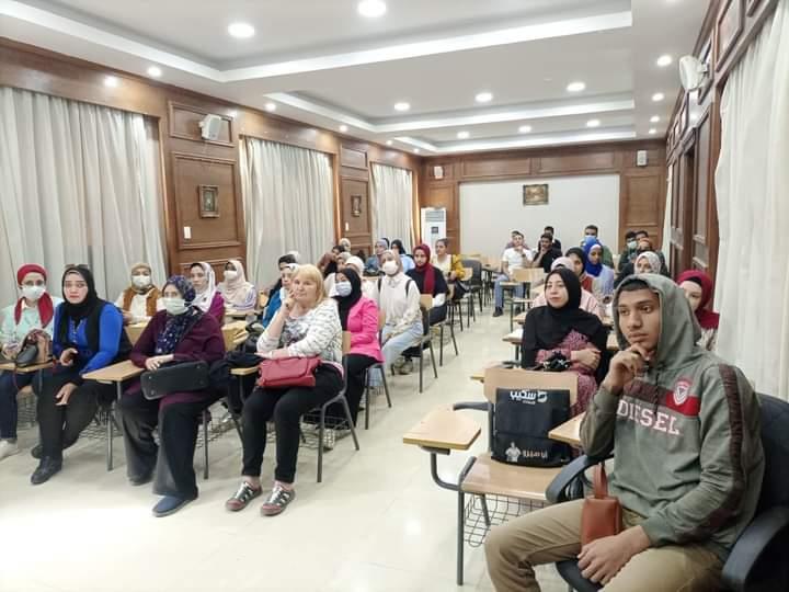 بالتعاون مع شباب ورياضة الأقصر.. كلية الألسن تنظم ندوة تثقيفية 
