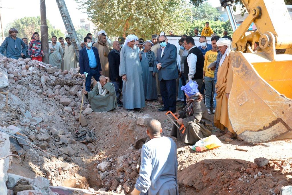 محافظ أسيوط يتفقد موقع المنزل المنهار بمركز منفلوط ويقدم واجب العزاء لاسرة المتوفيتين 