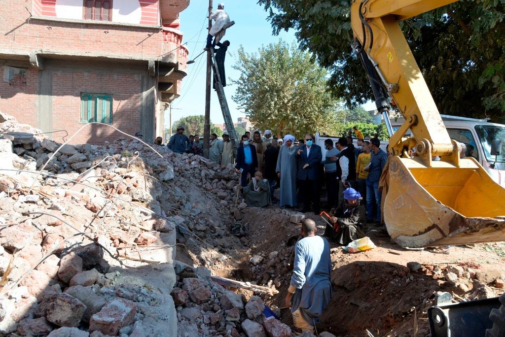 محافظ أسيوط يتفقد موقع المنزل المنهار بمركز منفلوط ويقدم واجب العزاء لاسرة المتوفيتين 