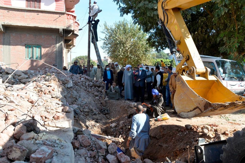 محافظ أسيوط يتفقد موقع المنزل المنهار بمركز منفلوط ويقدم واجب العزاء لاسرة المتوفيتين 