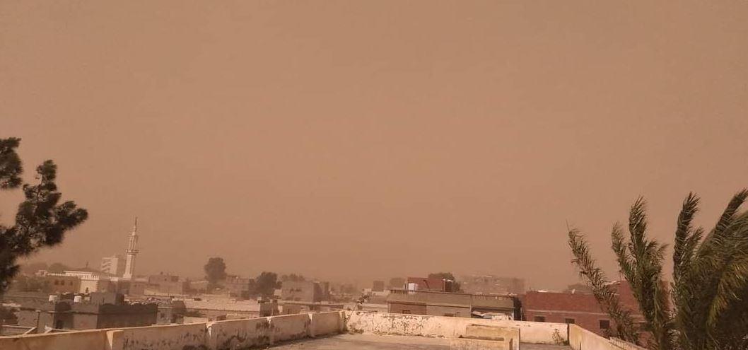عاصفة ترابية تجتاح المحافظات و تحجب رؤية البحر فى السواحل الشمالية| صور 