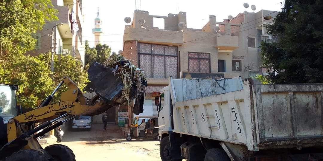 حملات للنظافة ورفع المخلفات وتسوية الشوارع والميادين بمراكز محافظة أسيوط 