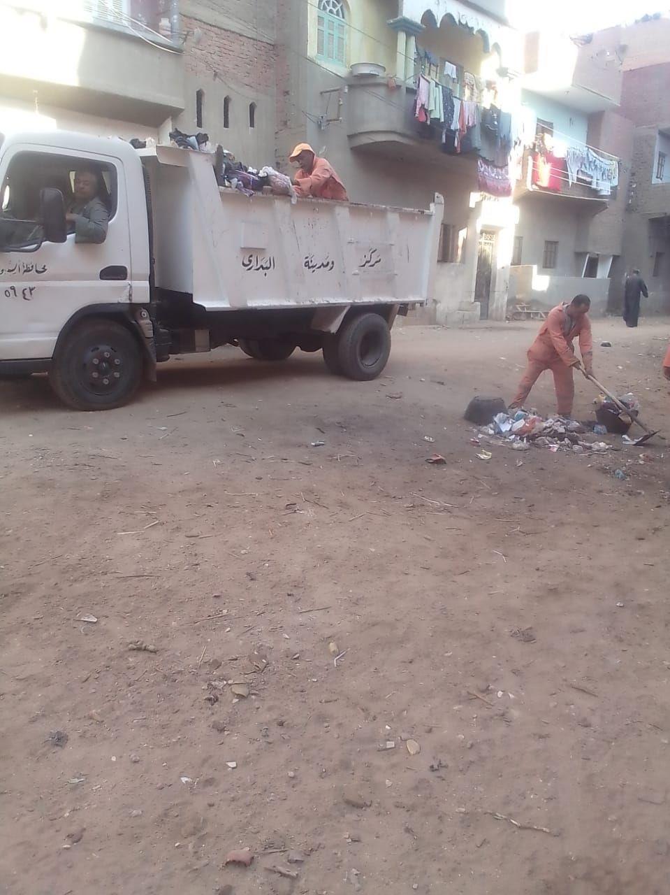 حملات للنظافة ورفع المخلفات وتسوية الشوارع والميادين بمراكز محافظة أسيوط 