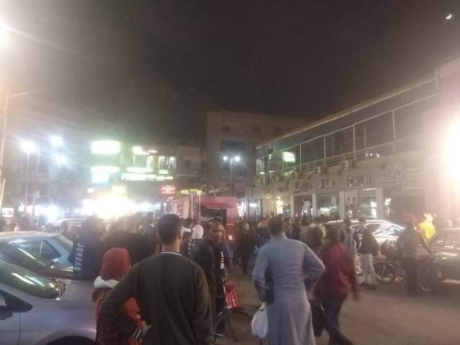 السيطرة على حريق في مول شهير وسط مدينة قنا.. صور