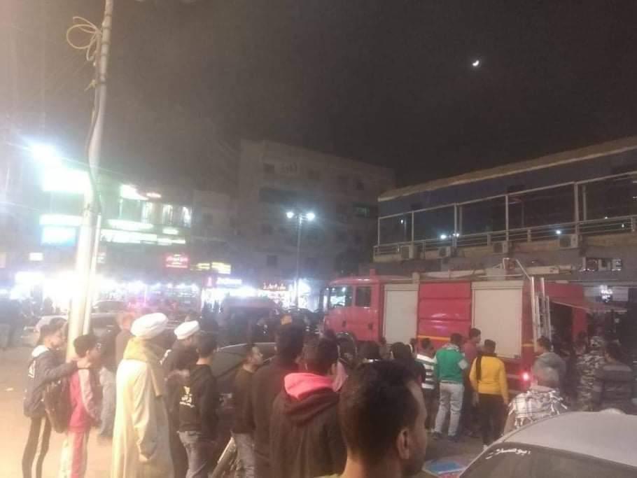 السيطرة على حريق في مول شهير وسط مدينة قنا.. صور