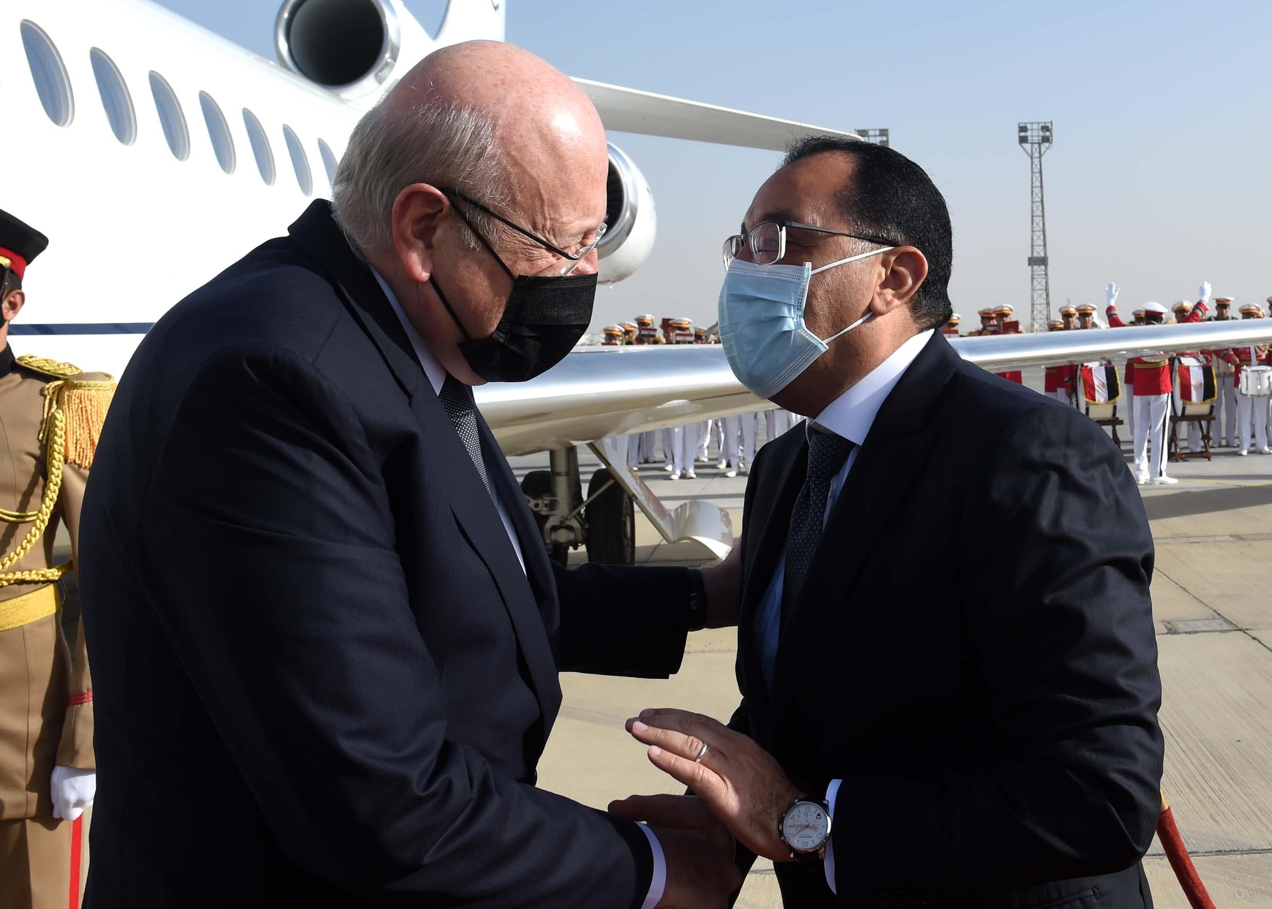 رئيس الوزراء يستقبل رئيس الحكومة اللبنانية بمطار القاهرة‎‎