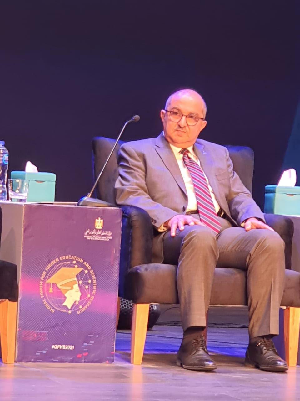 رئيس جامعة أسيوط يستعرض جهود الجامعة الساعية إلى تعزيز تواجدها على الصعيد العالمى 