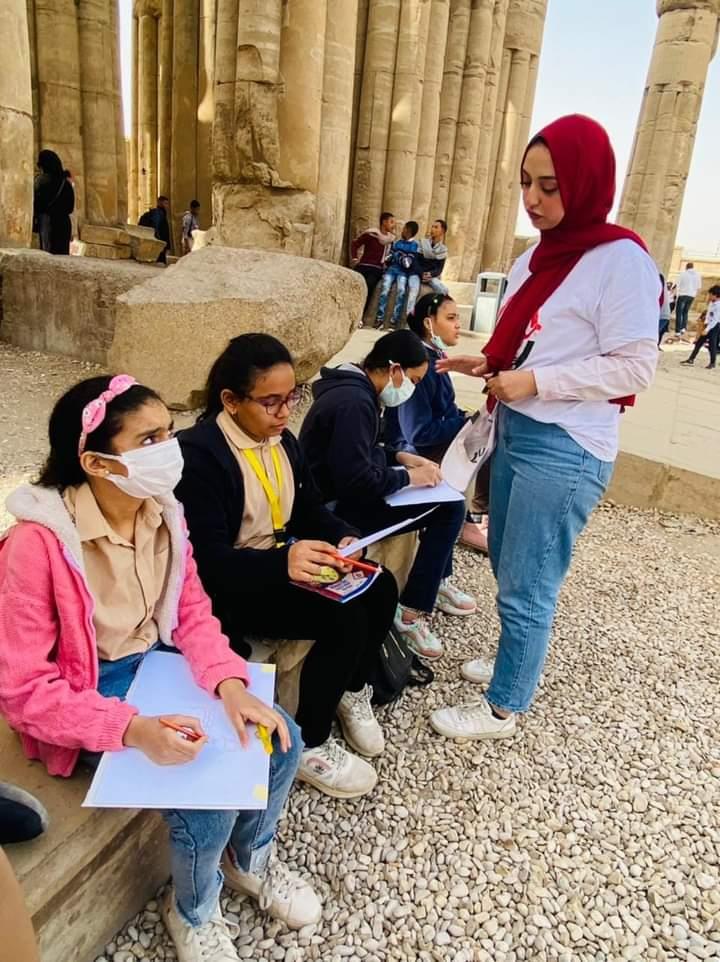 كلية الفنون الجميلة تنظم ورشة لتعليم الأطفال فن الرسم بمعبد الأقصر ‎‎