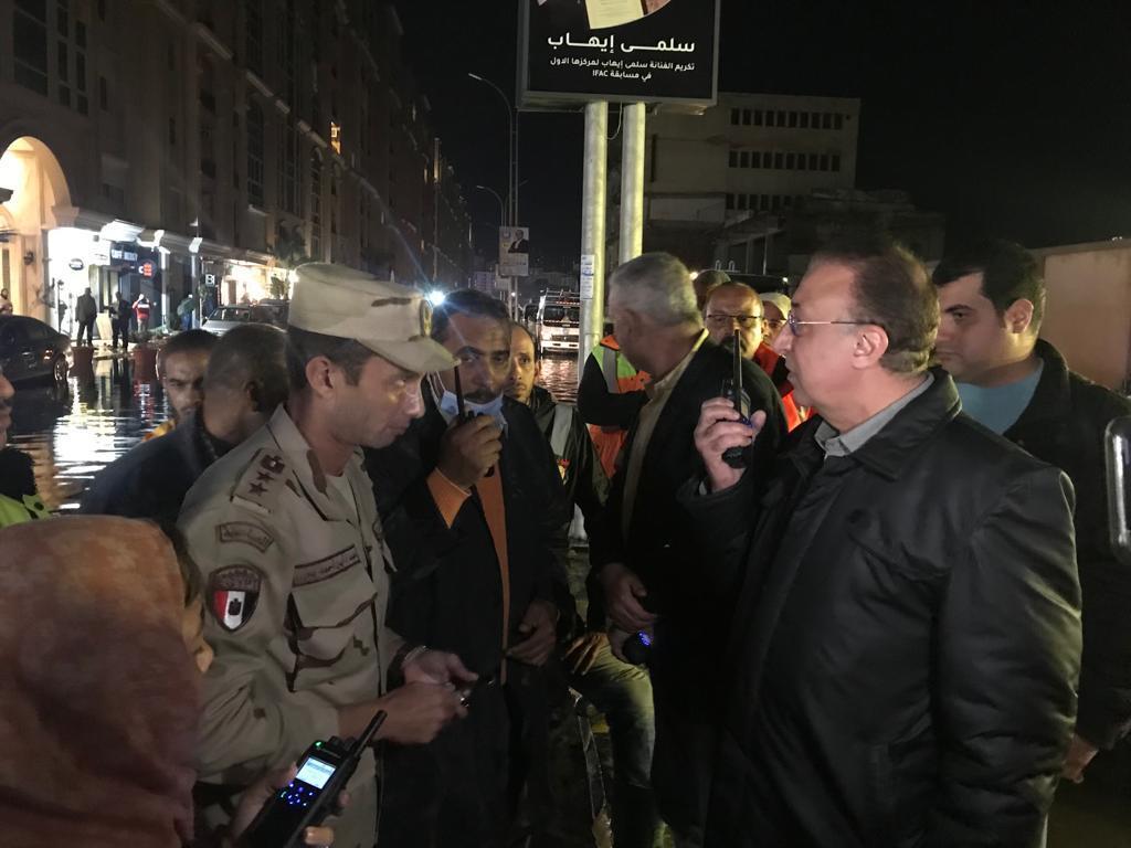 زخات متقطعة لأمطار الفيضة الصغرى على الإسكندرية وانتشار لسيارات الصرف 