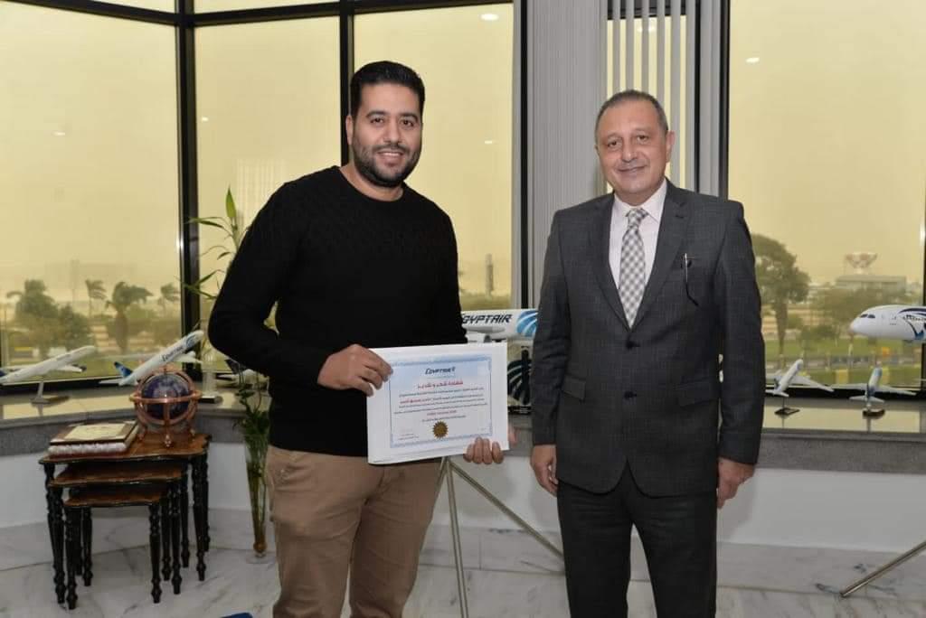 مصر للطيران تكرم أعضاء اللجنة المشاركين فى معرض دبى