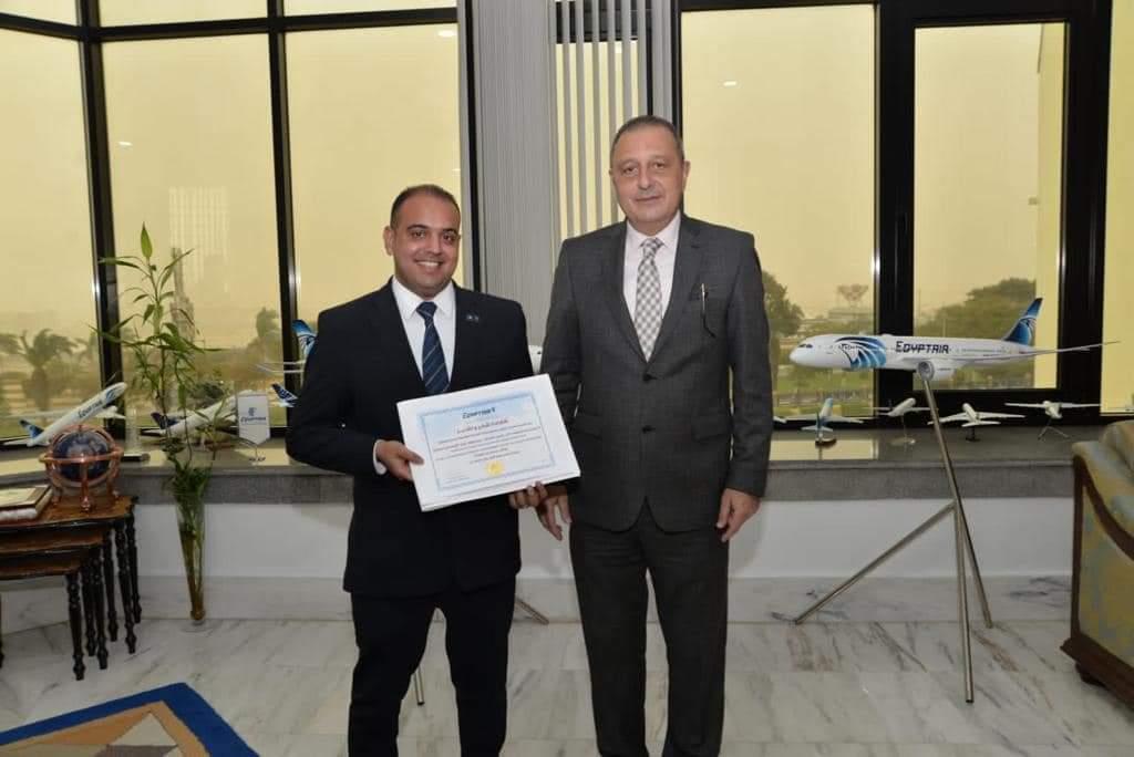 مصر للطيران تكرم أعضاء اللجنة المشاركين فى معرض دبى