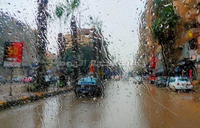 سماء ملبدة بالغيوم..الأمطار تخلي شوارع الجيزة من المارة