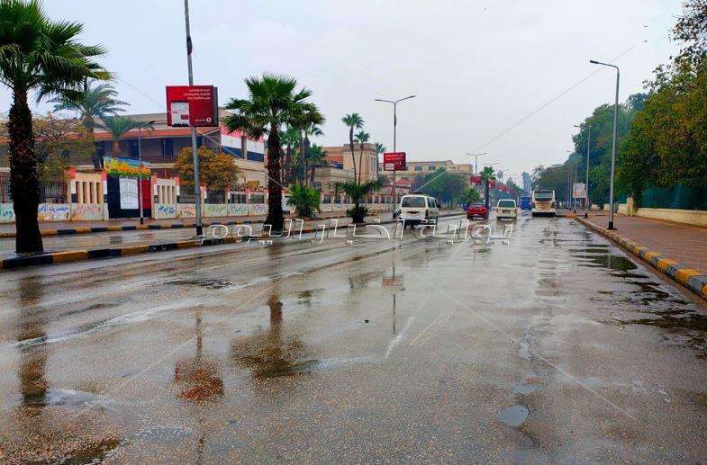سماء ملبدة بالغيوم..الأمطار تخلي شوارع الجيزة من المارة