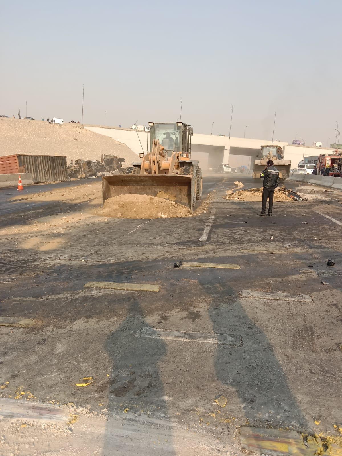 رفع آثار حادث الطريق الأوسطي 