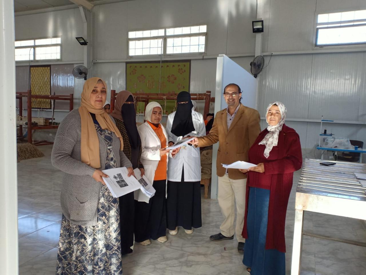 استمرار التدريبات اليدوية بوحدة غزل وتصنيع  الصوف بمطروح