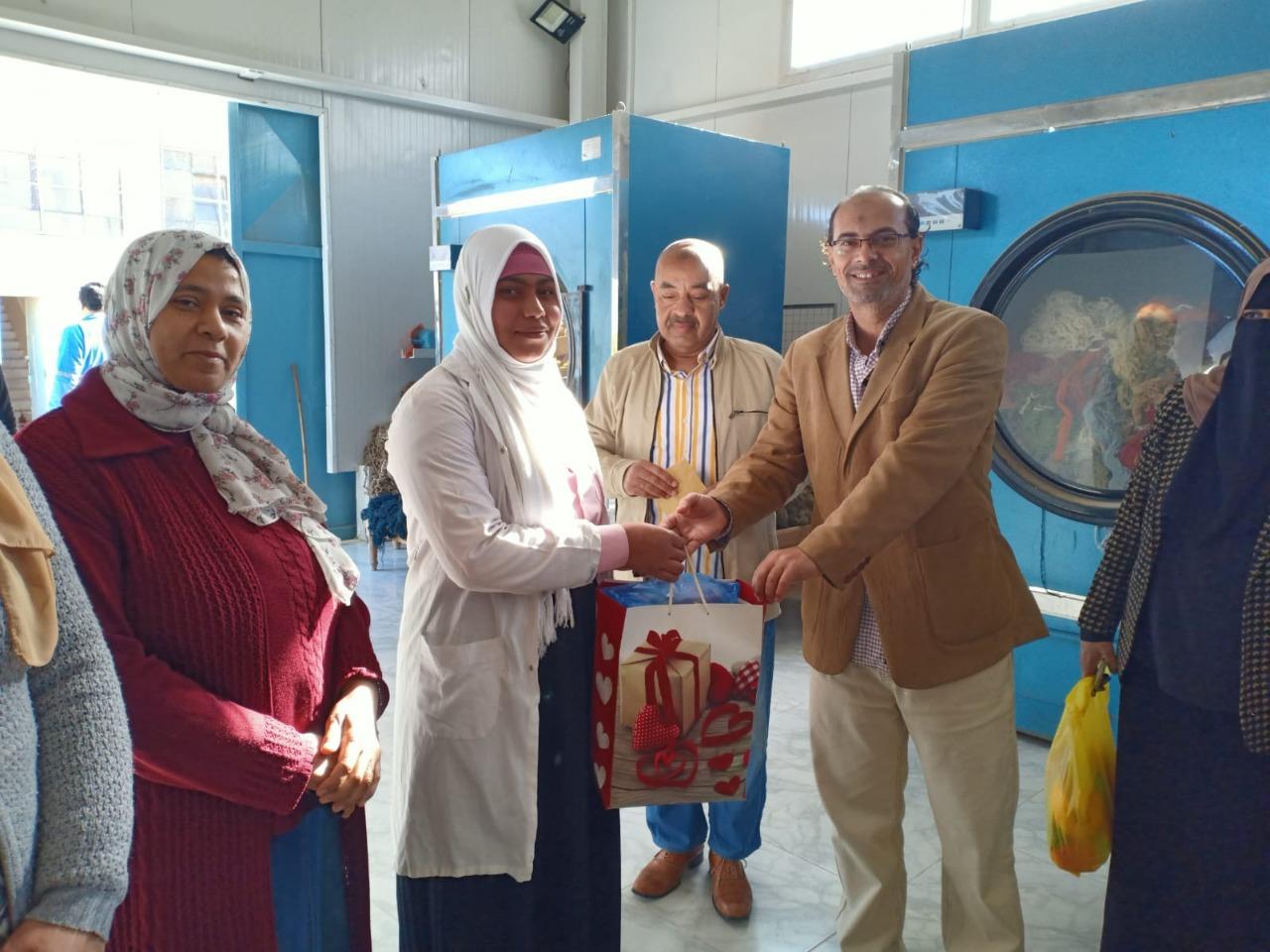 استمرار التدريبات اليدوية بوحدة غزل وتصنيع  الصوف بمطروح