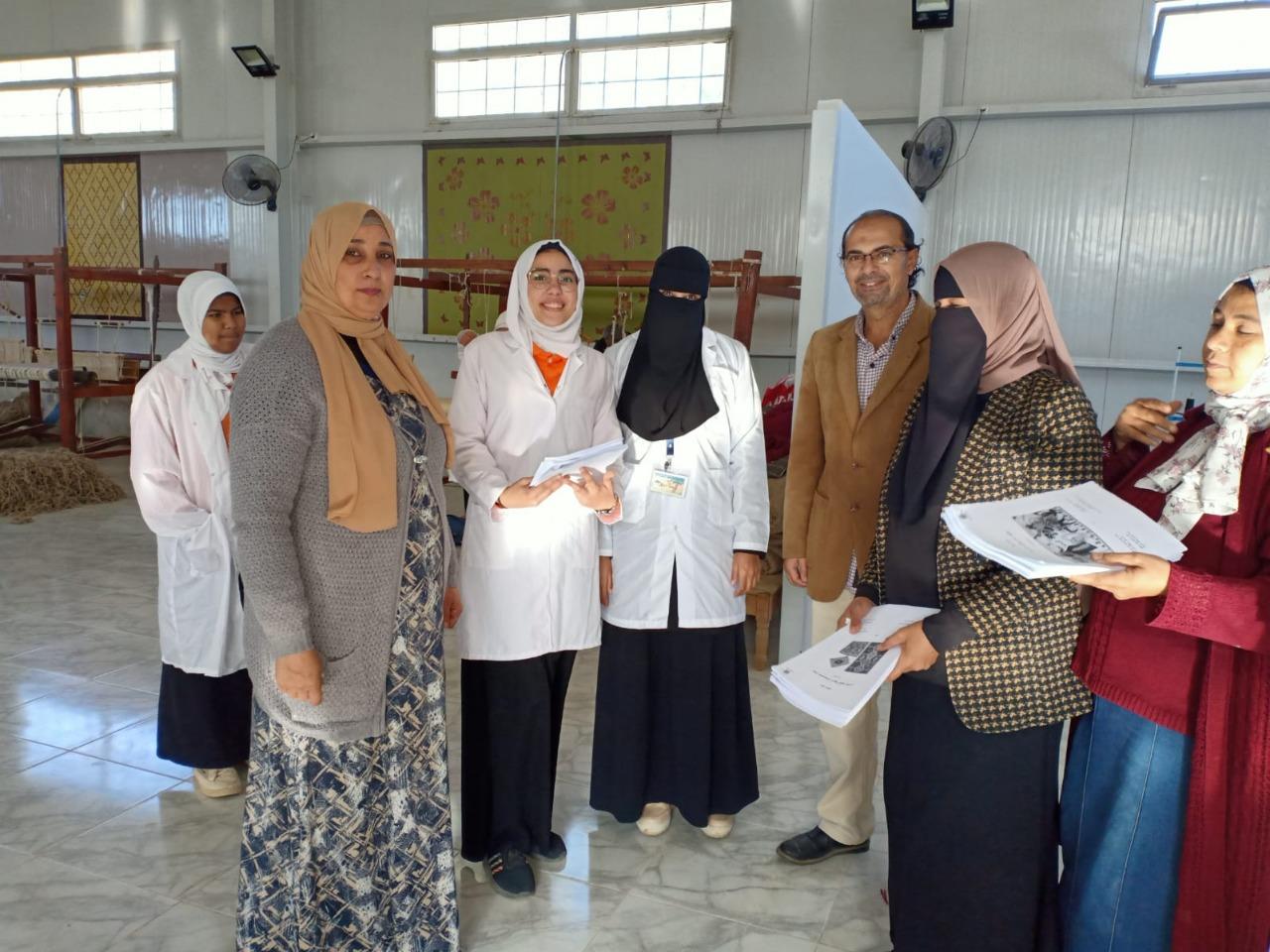 استمرار التدريبات اليدوية بوحدة غزل وتصنيع  الصوف بمطروح
