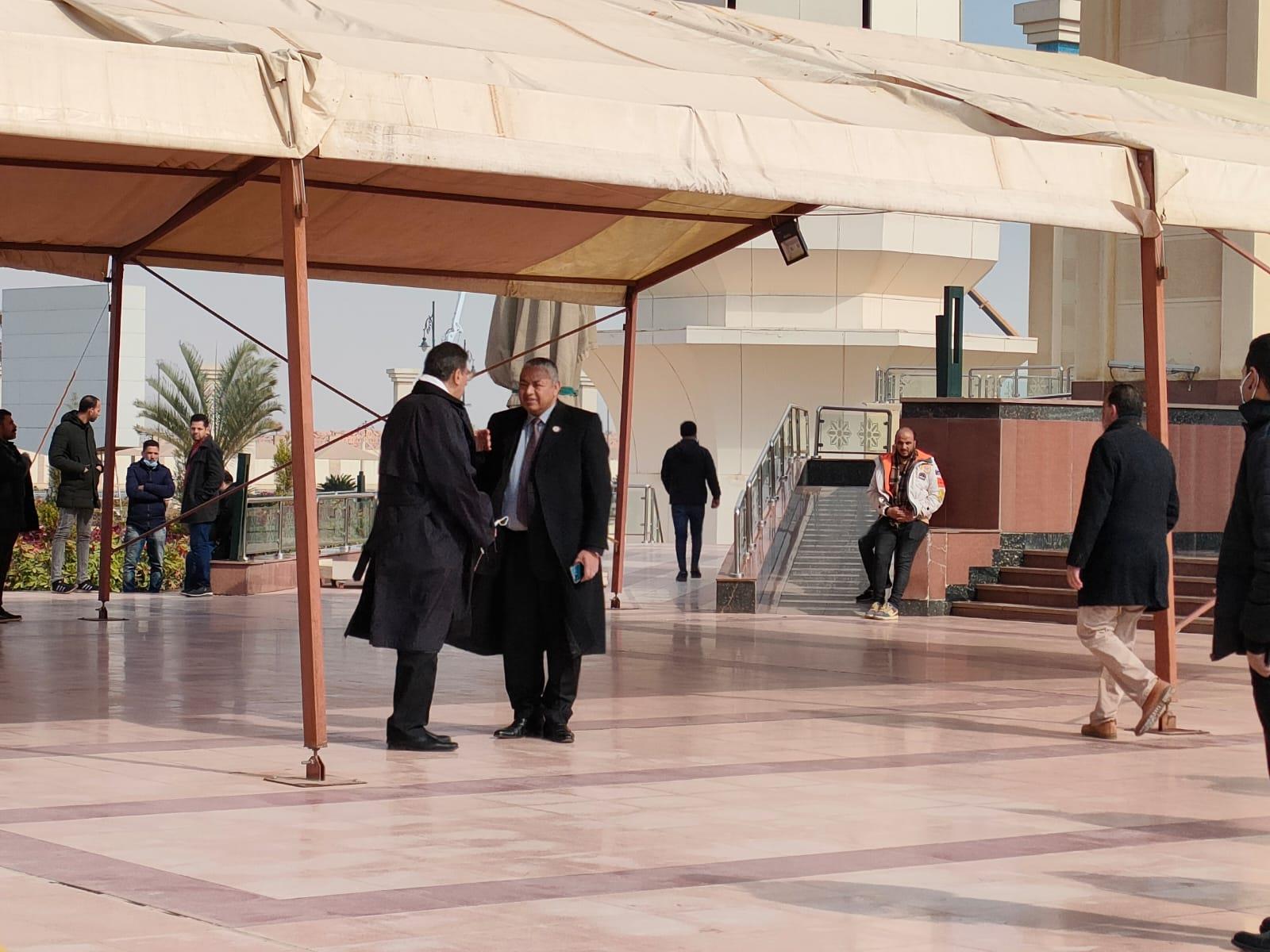 كبار الكتاب والصحفيين فى انتظار وصول جثمان الكاتب الراحل ياسر رزق مسجد المشير