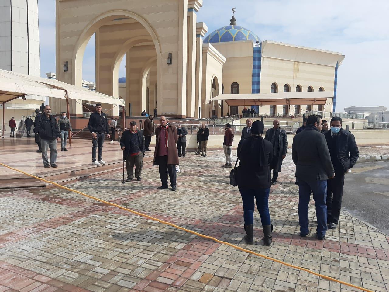 كبار الكتاب والصحفيين فى انتظار وصول جثمان الكاتب الراحل ياسر رزق مسجد المشير
