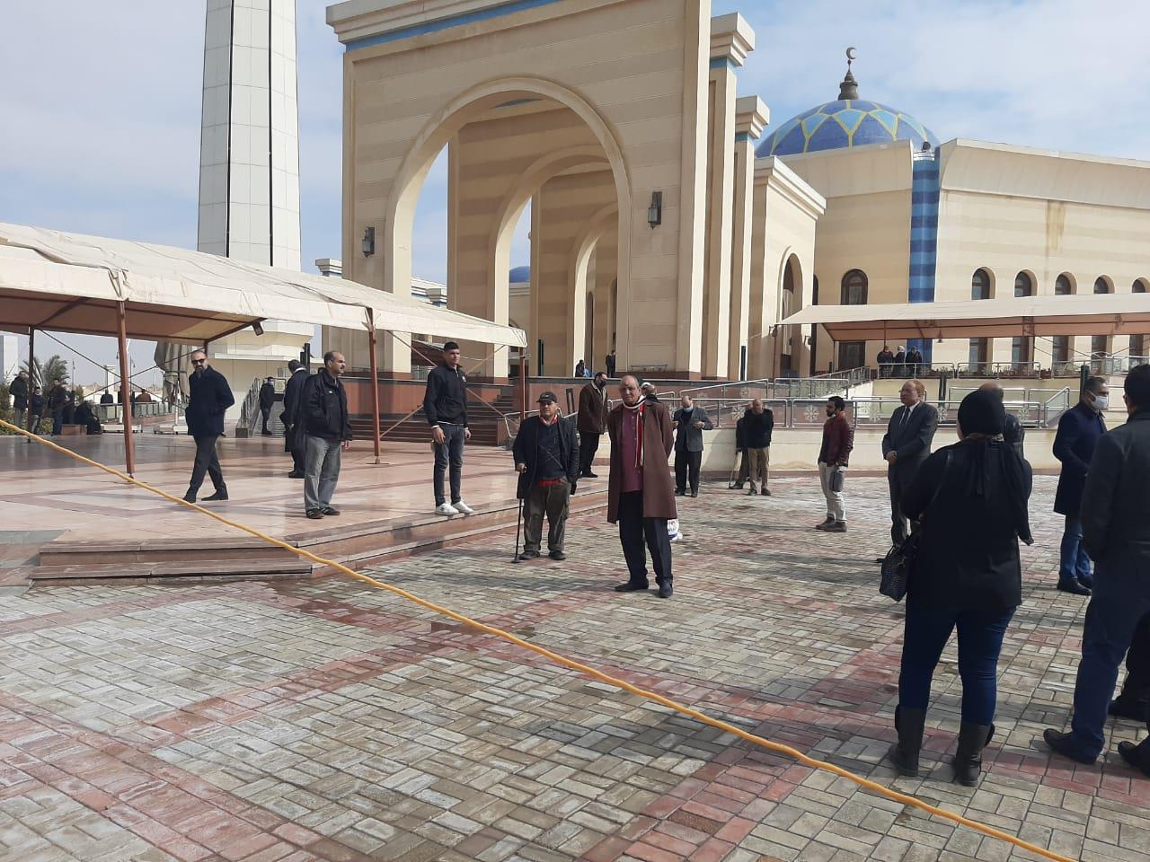 كبار الكتاب والصحفيين فى انتظار وصول جثمان الكاتب الراحل ياسر رزق مسجد المشير
